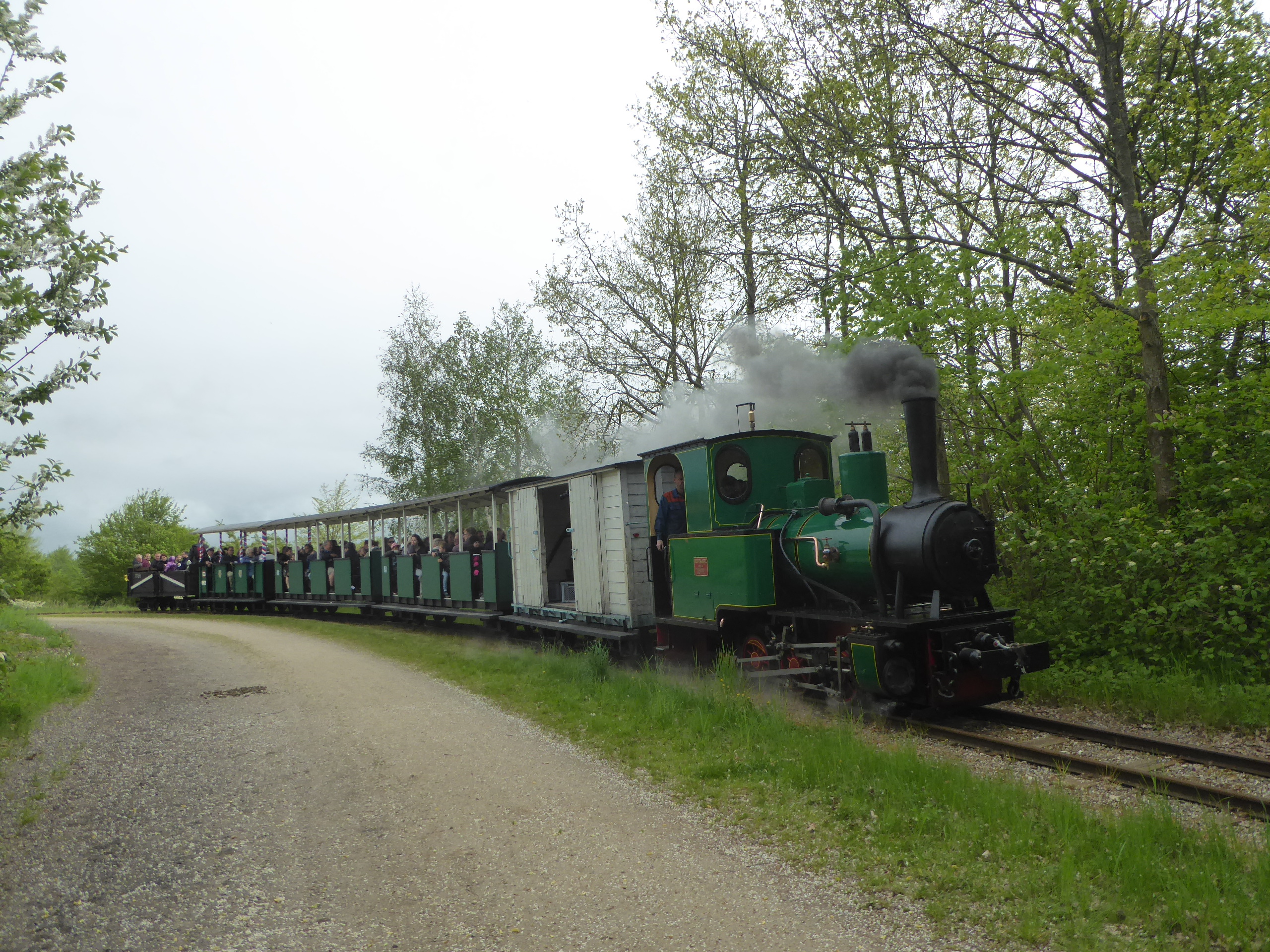 Familietur med damptog, afg. 2, på smalspor i Hedeland.  By steam locomotive in Hedeland.  
