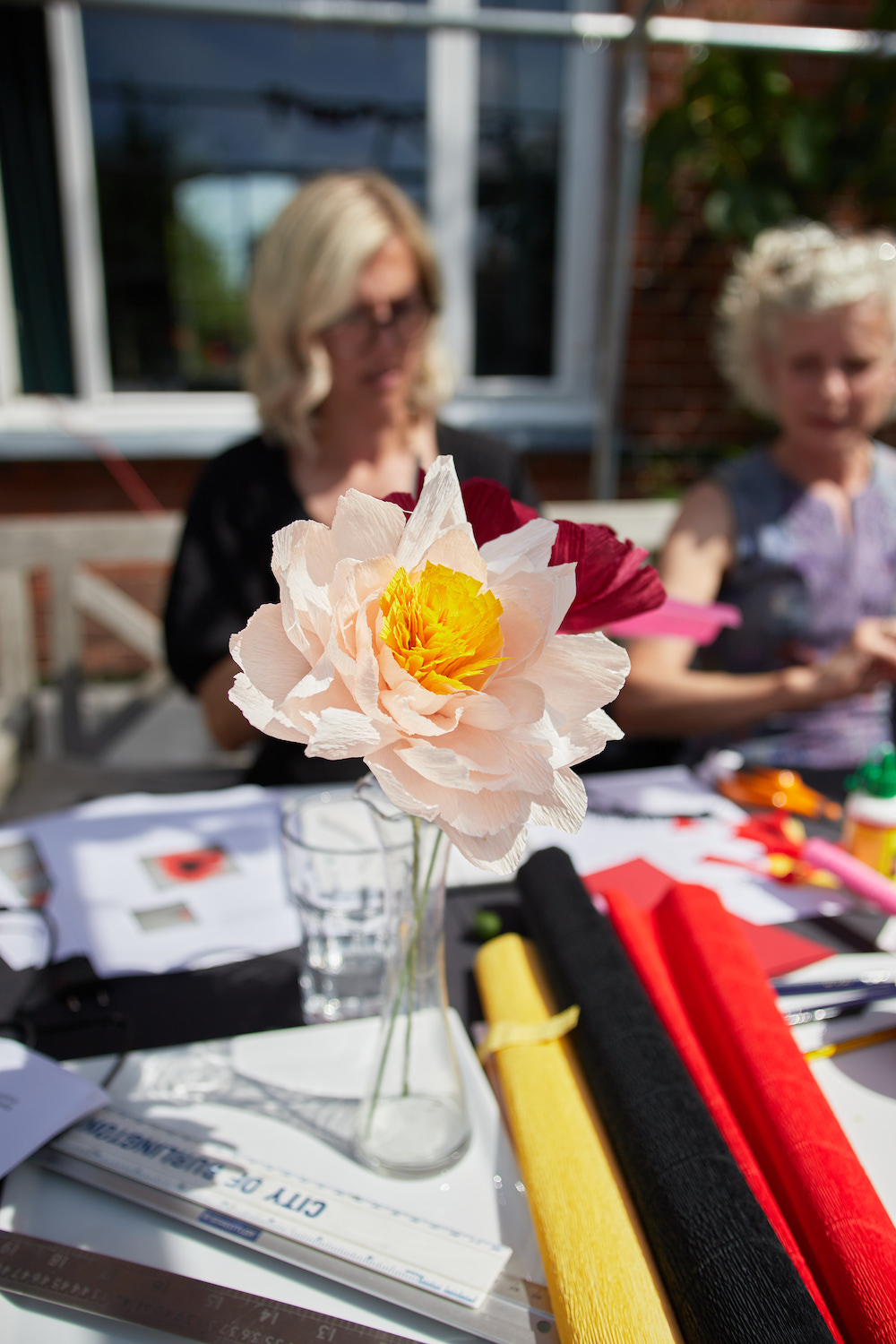 Crepepapir blomster-workshop i Værløse